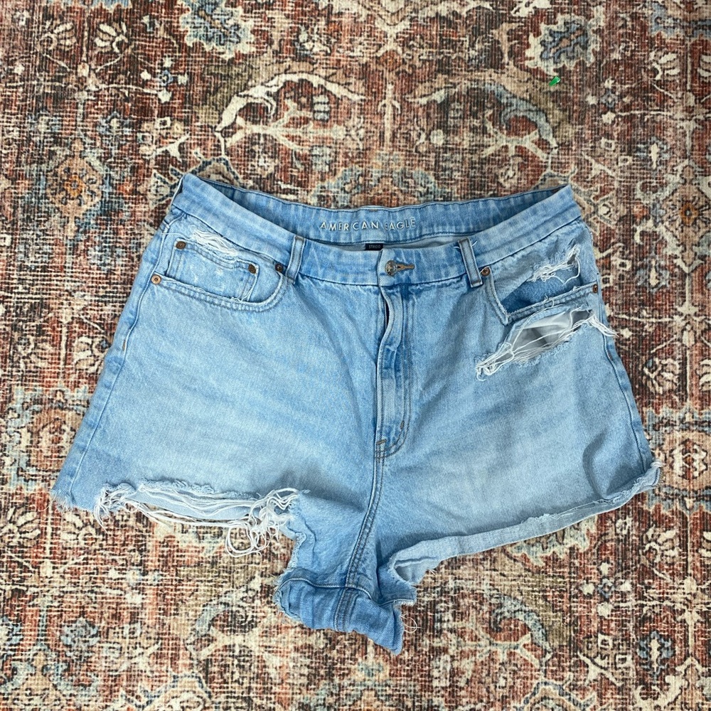 American eagle light wash Strigid distressed curvy 90s boyfriend jean shorts 18